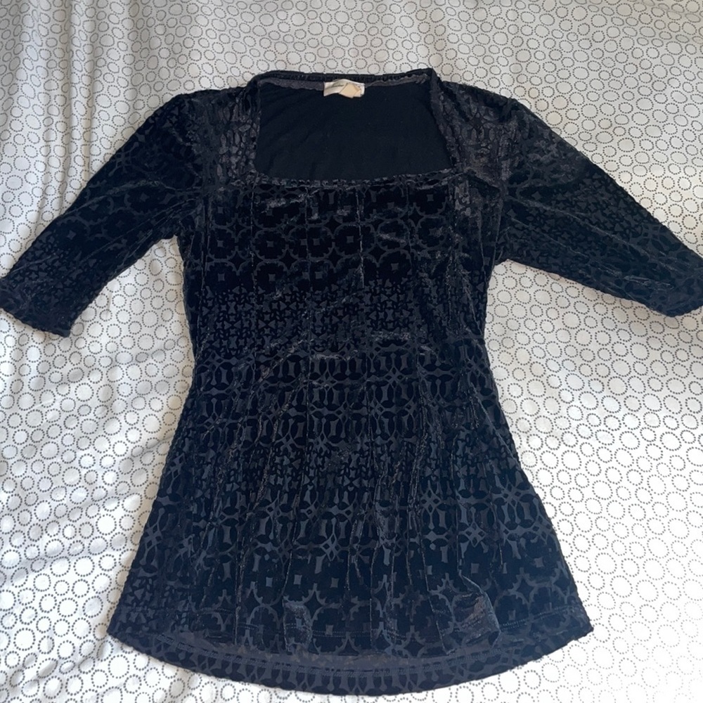 Square-cut neckline, black velvet top